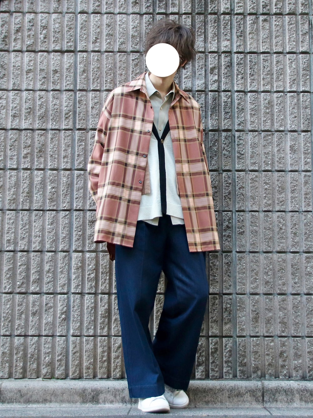 ピンク系のシャツ/ブラウス、ベージュ系のカーディガン/ボレロ、ブルー系のデニムパンツを着用したメンズの冬コーディネートの1枚目の写真