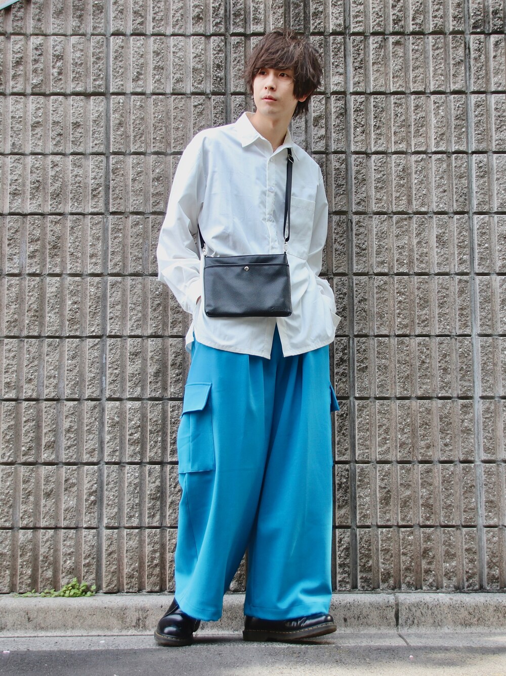 ブルー系のカーゴパンツ、ホワイト系のシャツ/ブラウス、ブラック系のショルダーバッグを着用したメンズの春コーディネートの1枚目の写真