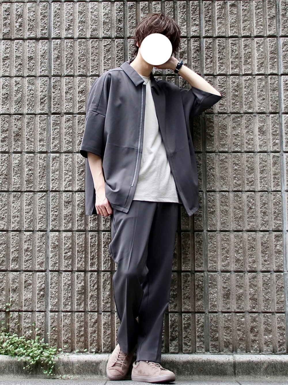 グレー系のシャツ/ブラウス、グレー系のスラックス、ブラウン系のスニーカーを着用したメンズの夏コーディネートの1枚目の写真