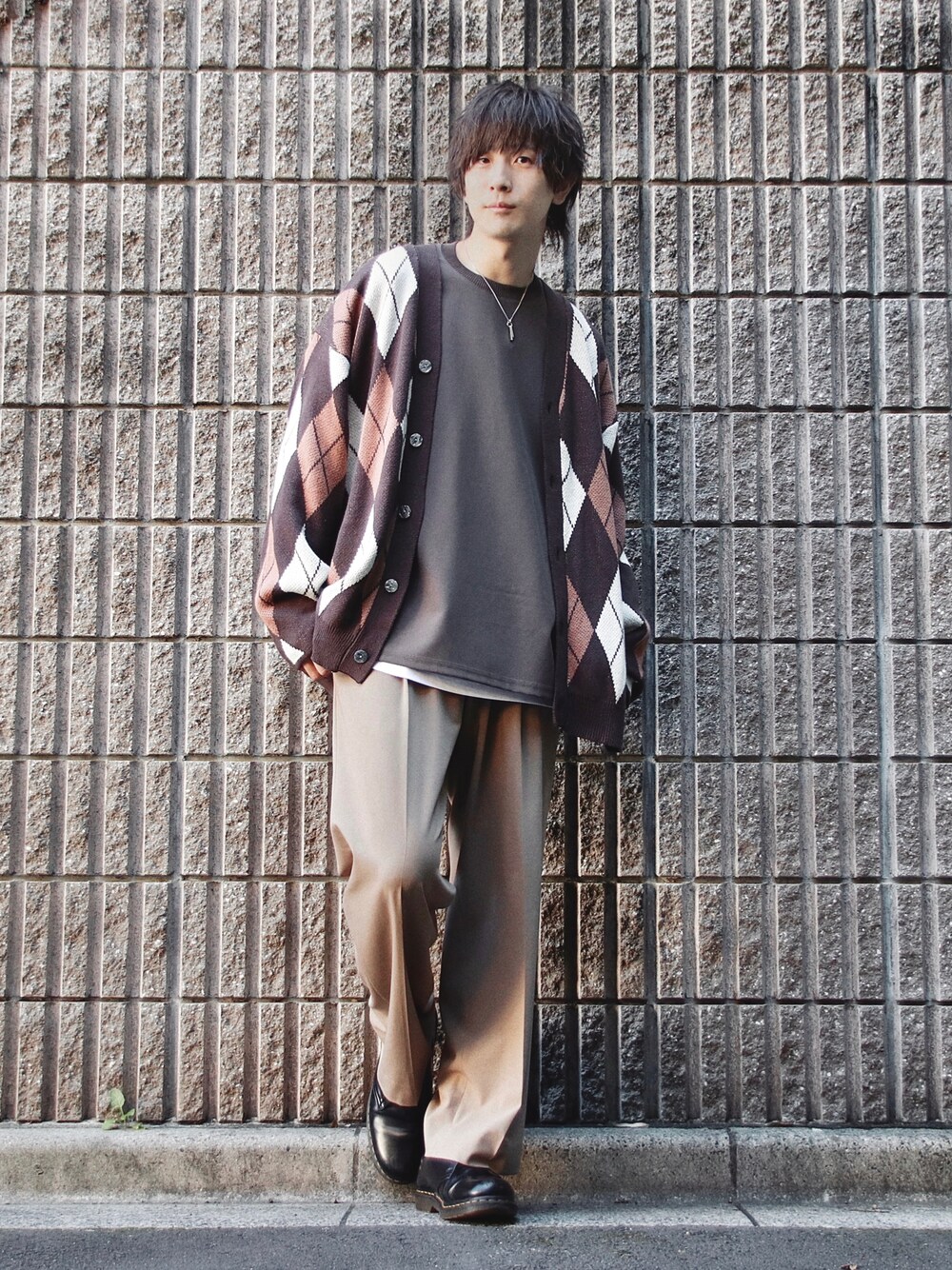 その他のカーディガン/ボレロ、ブラウン系のTシャツ/カットソー、ベージュ系のスラックスを着用したメンズの秋コーディネートの1枚目の写真