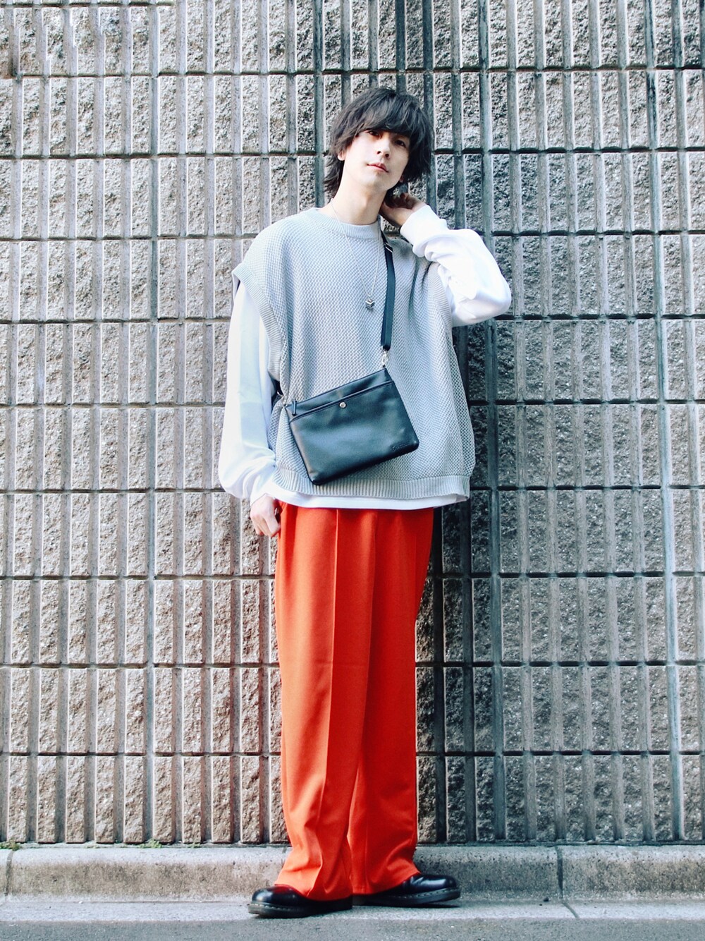 「春服デビュー宣言、シンプルコーデ、ゆるコーデ、きれいめカジュアル、ベスト、ニットベスト、Tシャツ、カラーパンツ、オレンジ、革靴、Dr.Martens、スラックス、GU、ミニバッグ、レイヤードスタイル」｜「NILWAYの透かし編みシアーコットンニットベスト（ベスト、グレー系）」を使った、桜江しゅう さん（メンズ・180cm）の春コーディネートの1枚目の写真