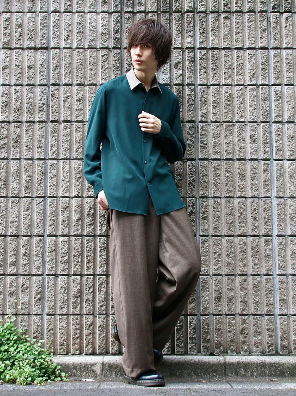 グリーン系のシャツ/ブラウス、ブラウン系のスラックス、ブラック系のドレスシューズを着用したメンズの秋コーディネートの1枚目の写真