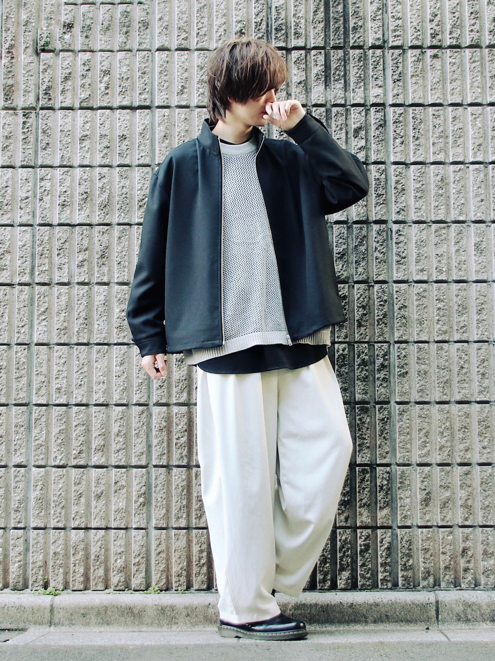 「春アウター、春コーデ、ブルゾン、レイヤードスタイル、白パンツ、ワイドパンツ、革靴、Dr.Martens、GU、モノトーン、きれいめカジュアル、ゆるコーデ、ビッグシルエット、オーバーサイズ」｜「NILWAYの透かし編みシアーコットンニットベスト（ベスト、グレー系）」を使った、桜江しゅう さん（メンズ・180cm）の春コーディネートの1枚目の写真