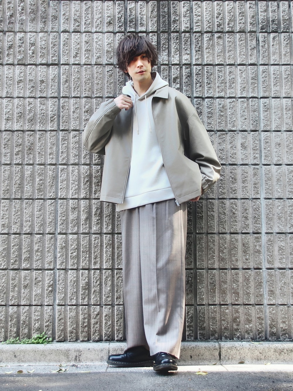 「ごきげんウィーク、ワイドパンツ、春夏コーデ、シンプル、春コーデ、革靴、ビッグシルエット、パーカー、GU、スラックス、LIDnM、Dr.Martens、くすみカラー、チェックパンツ、淡色コーデ」｜「LIDNMのMELANGE CHECK SLACKS（スラックス、ベージュ系）」を使った、桜江しゅう さん（メンズ・180cm）の春コーディネートの1枚目の写真