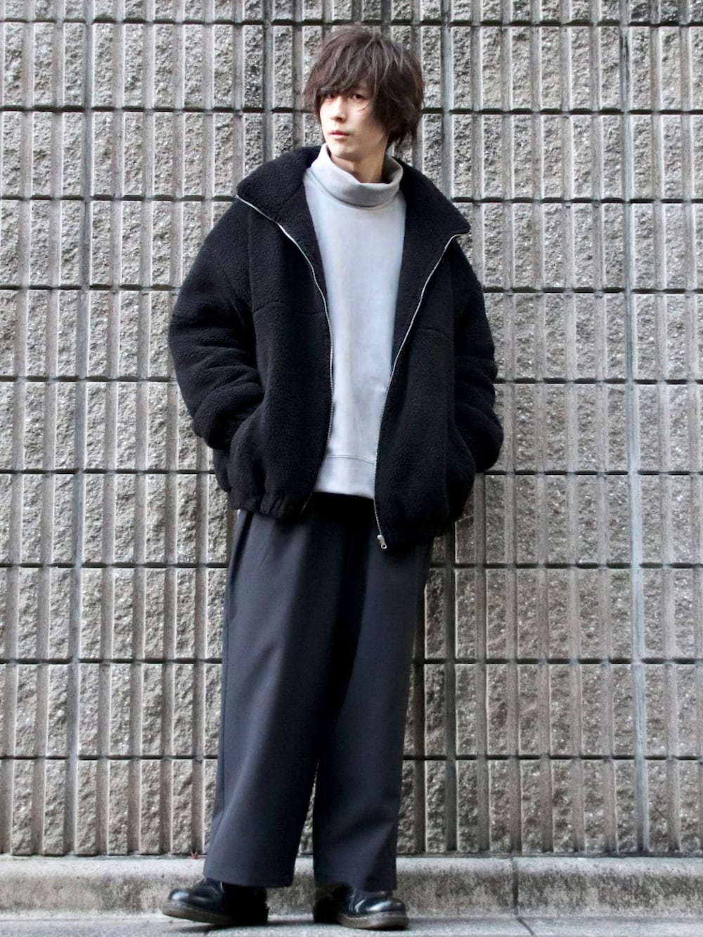 「シンプル、ワイドパンツ、革靴、きれいめカジュアル、ブラック、あったかコーデ、セットアップ、タートルネック、オーバーサイズ、ビッグシルエット、レイヤードスタイル、シンプルコーデ、モノトーン、くすみカラー」｜「MinoriTYのボアジャケット/アウターパーカー オーバーサイズ スタンド ボアブルゾン（ブルゾン、ブラック系）」を使った、桜江しゅう さん（メンズ・180cm）の冬コーディネートの1枚目の写真