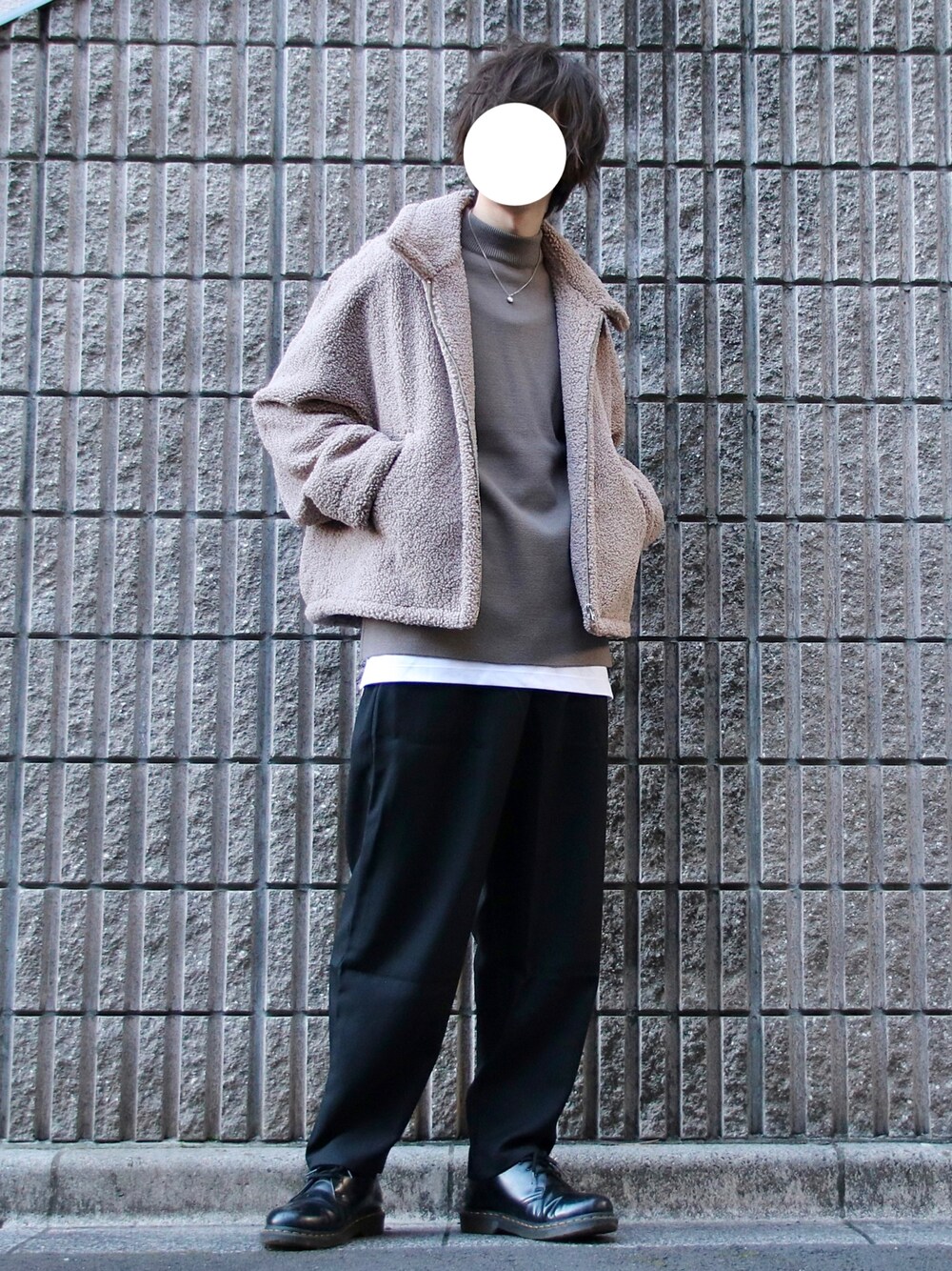 ベージュ系のブルゾン、ベージュ系のニット/セーター、ブラック系のパンツを着用したメンズの冬コーディネートの1枚目の写真