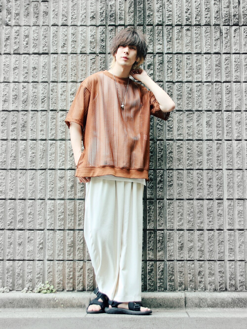 「シンプル、夏コーデ、レイヤードスタイル、メッシュ、白パンツ、ワイドパンツ、サンダル、teva、ブラウン、ビッグシルエット、タンクトップ」｜「Lui'sのダブルラッセルレースTシャツ（Tシャツ/カットソー、ブラウン系）」を使った、桜江しゅう さん（メンズ・180cm）の夏コーディネートの1枚目の写真