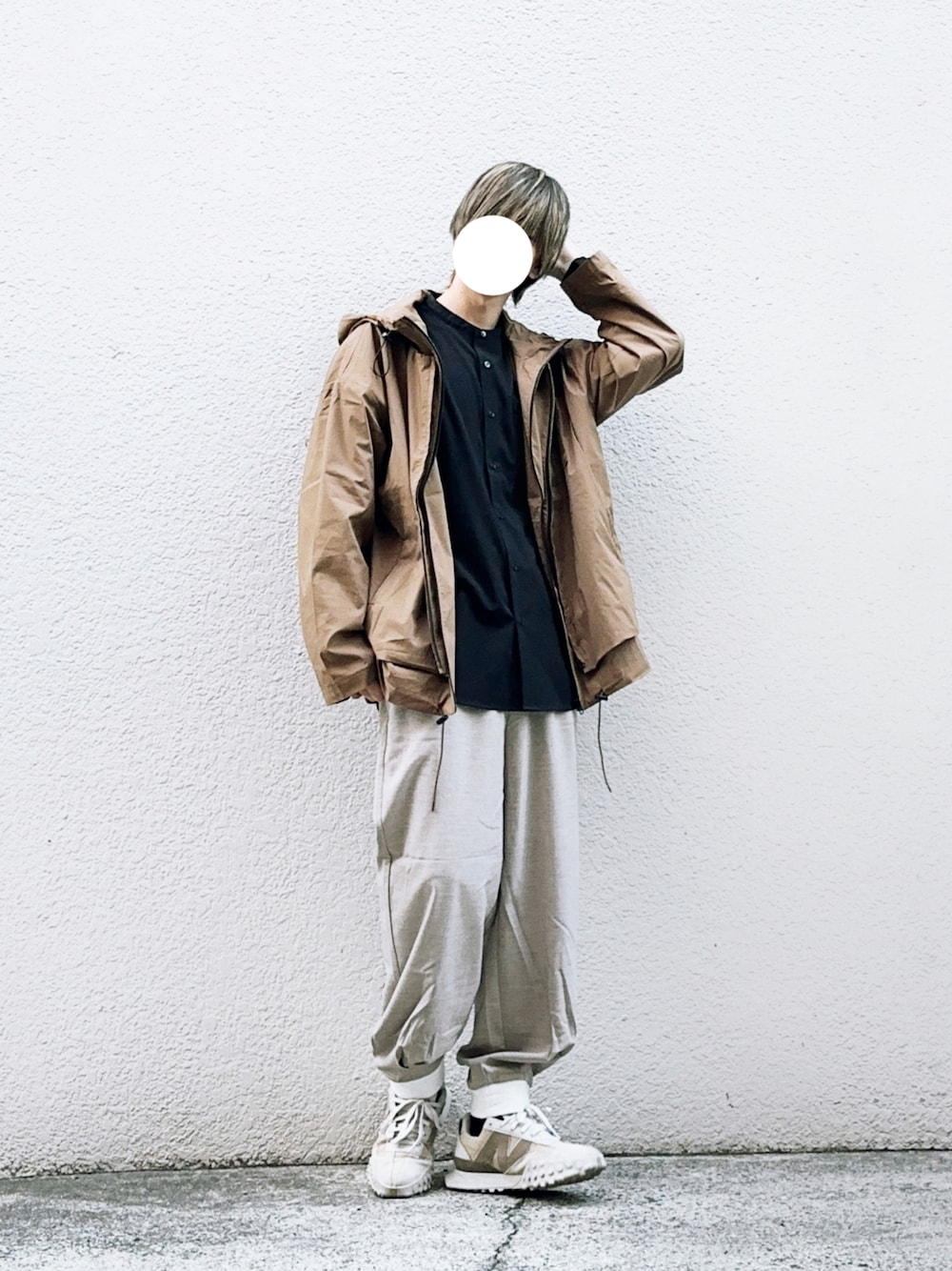 「PR、ファッションを楽しもう、休日スタイル、スニーカーコーデ、秋服、マウンテンパーカー、バンドカラーシャツ、きれいめカジュアル、GU、DOOPZ、白スニーカー、New Balance、シャツスタイル」｜「DOOPZのLOOSE RIB JOGGER PANTS / ルーズリブジョガーパンツ（その他パンツ、ベージュ系）」を使った、桜江しゅう さん（メンズ・180cm）の秋コーディネートの1枚目の写真