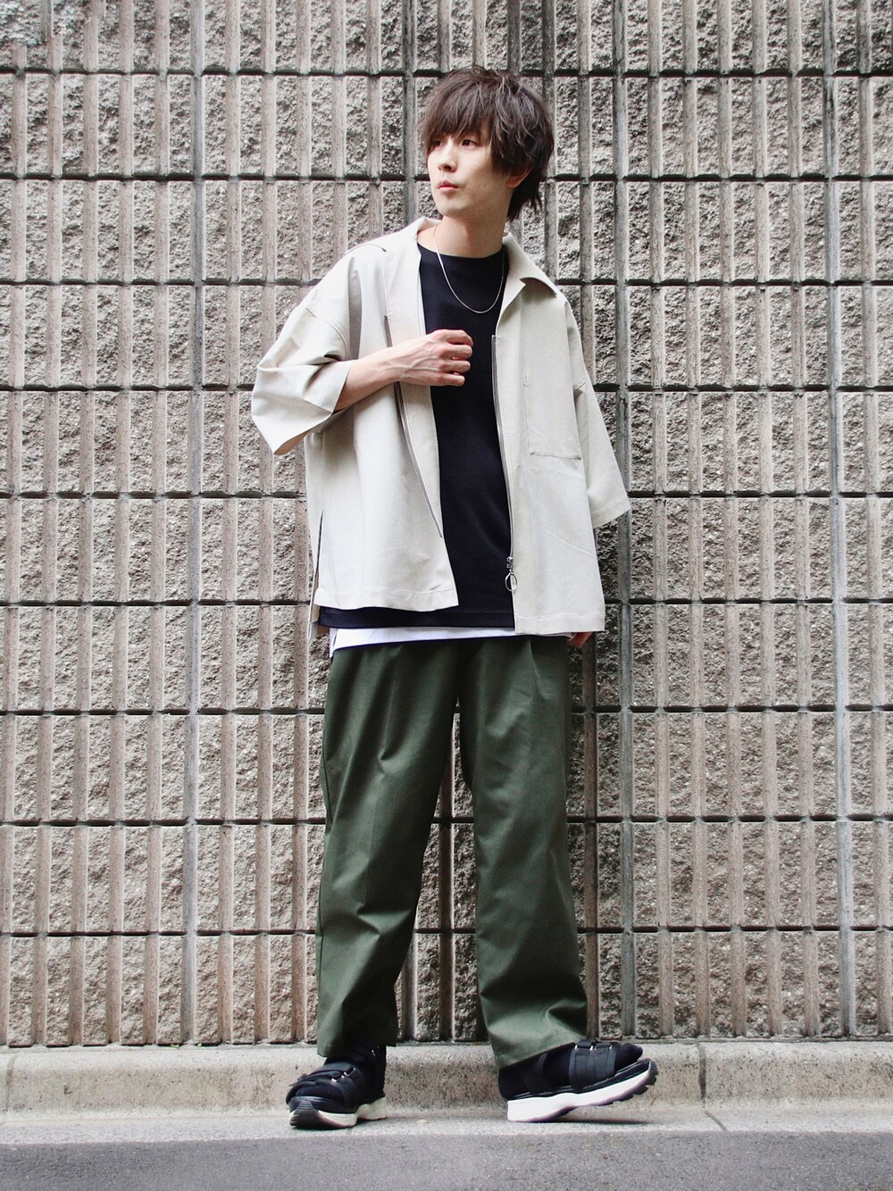 ベージュ系のシャツ/ブラウス、ブラック系のTシャツ/カットソー、グリーン系のチノパンツを着用したメンズの夏コーディネートの1枚目の写真