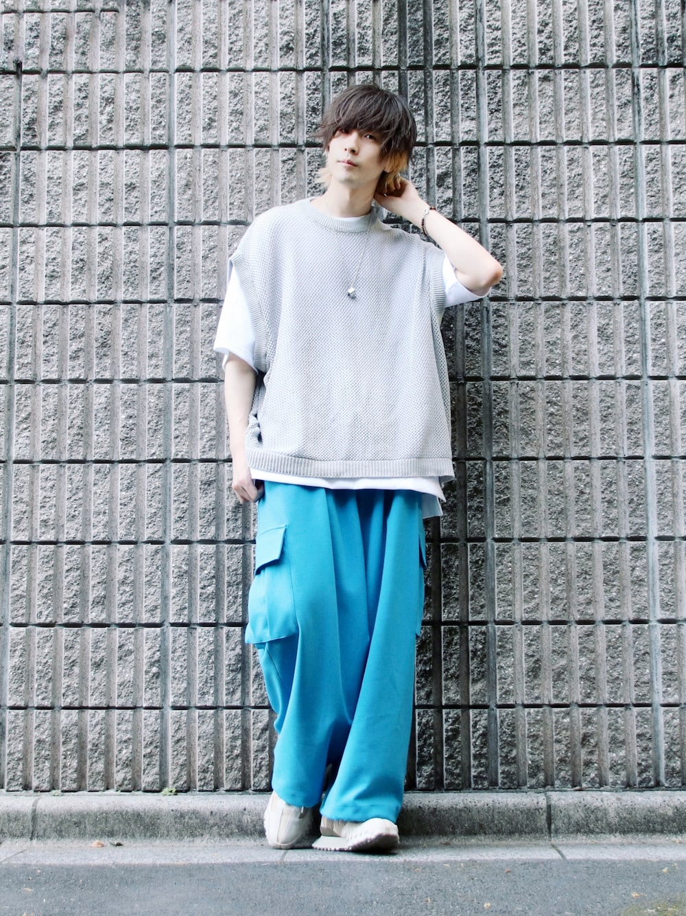 「ベスト、ニットベスト、カラーパンツ、ブルー、スニーカー、白スニーカー、New Balance、GU、白Tシャツ、春夏コーデ、夏コーデ、カーゴパンツ、爽やかコーデ、ワイドパンツ、ビッグシルエット」｜「NILWAYの透かし編みシアーコットンニットベスト（ベスト、グレー系）」を使った、桜江しゅう さん（メンズ・180cm）の春コーディネートの1枚目の写真