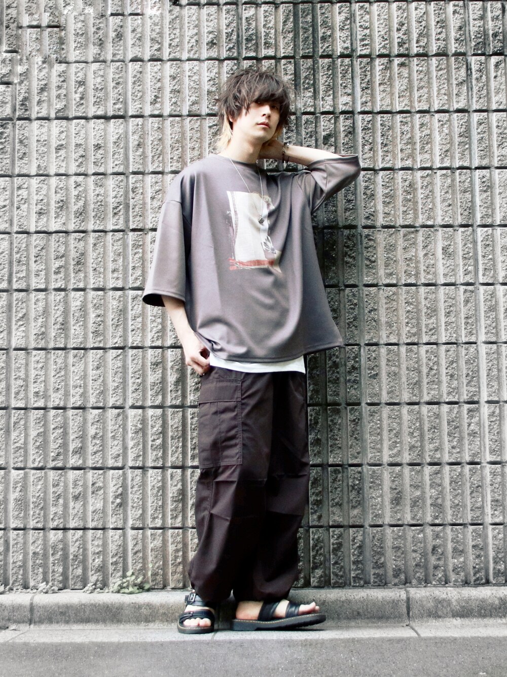 ブラウン系のTシャツ/カットソー、ブラウン系のカーゴパンツ、ホワイト系のタンクトップを着用したメンズの夏コーディネートの1枚目の写真