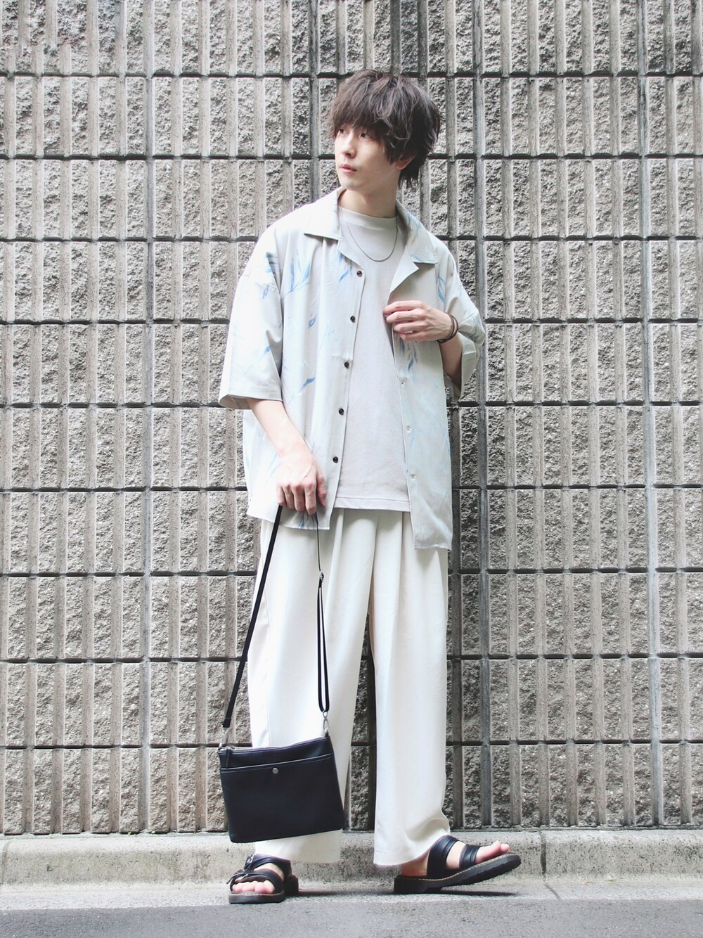 ホワイト系のシャツ/ブラウス、グレー系のTシャツ/カットソー、ベージュ系のスラックスを着用したメンズの春コーディネートの1枚目の写真