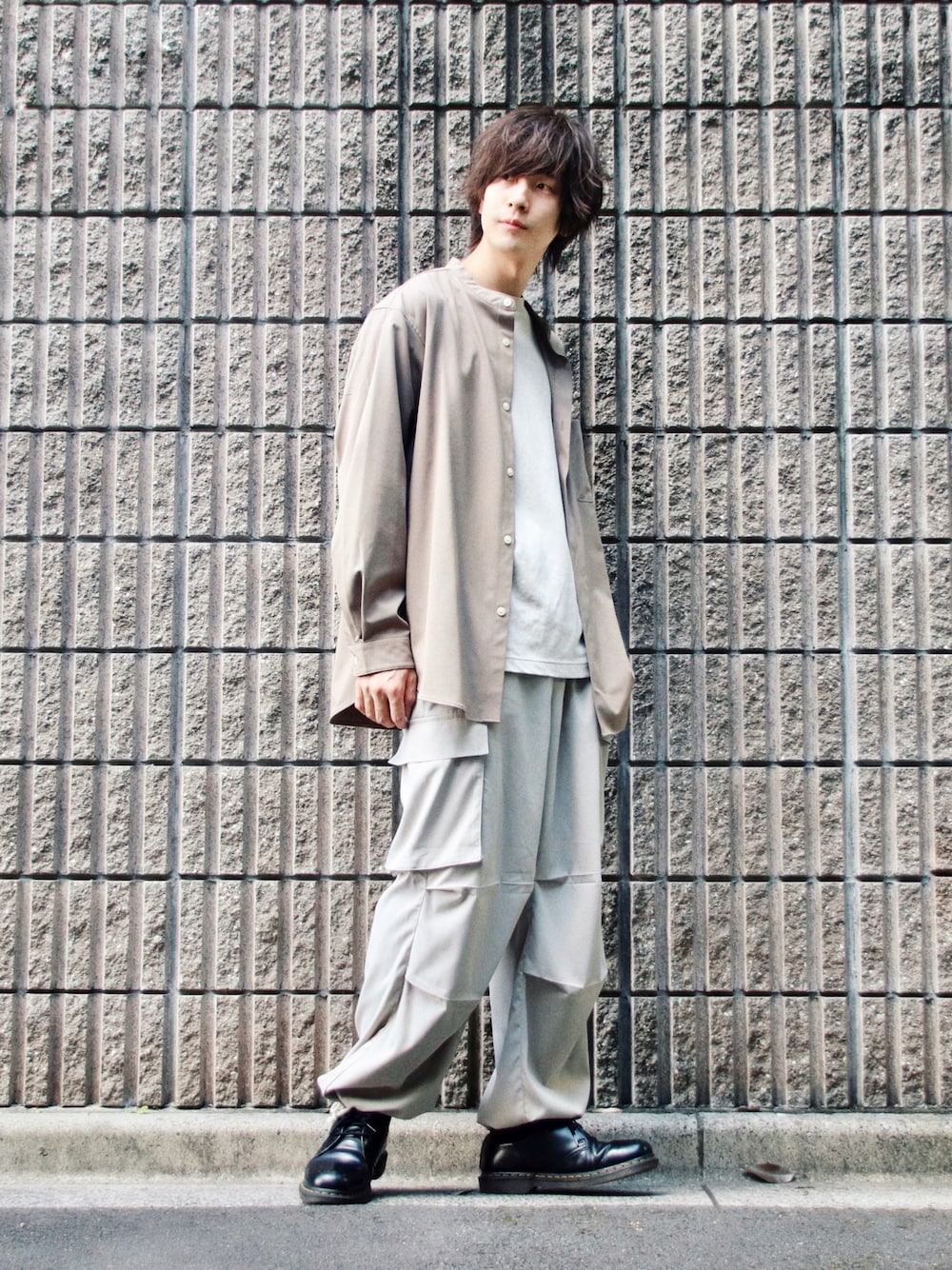 グレー系のカーゴパンツ、ブラック系のドレスシューズ、グレー系のTシャツ/カットソーを着用したメンズの夏コーディネートの1枚目の写真