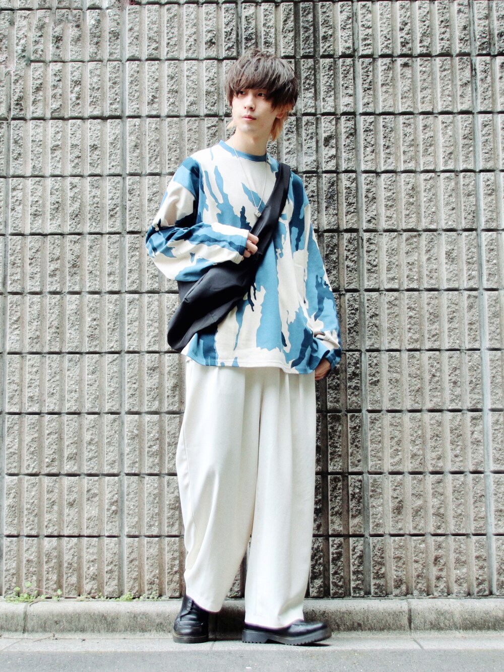 「シンプルスタイル、春夏コーデ、春コーデ、カモフラージュ、ブルー、爽やかコーデ、白パンツ、ワイドパンツ、ゆるコーデ、ショルダーバッグ、革靴、Dr.Martens、きれいめカジュアル、シンプル、淡色コーデ」｜「epnokのニュアンスプリントルーズロンT（Tシャツ/カットソー、ブルー系）」を使った、桜江しゅう さん（メンズ・180cm）の春コーディネートの1枚目の写真