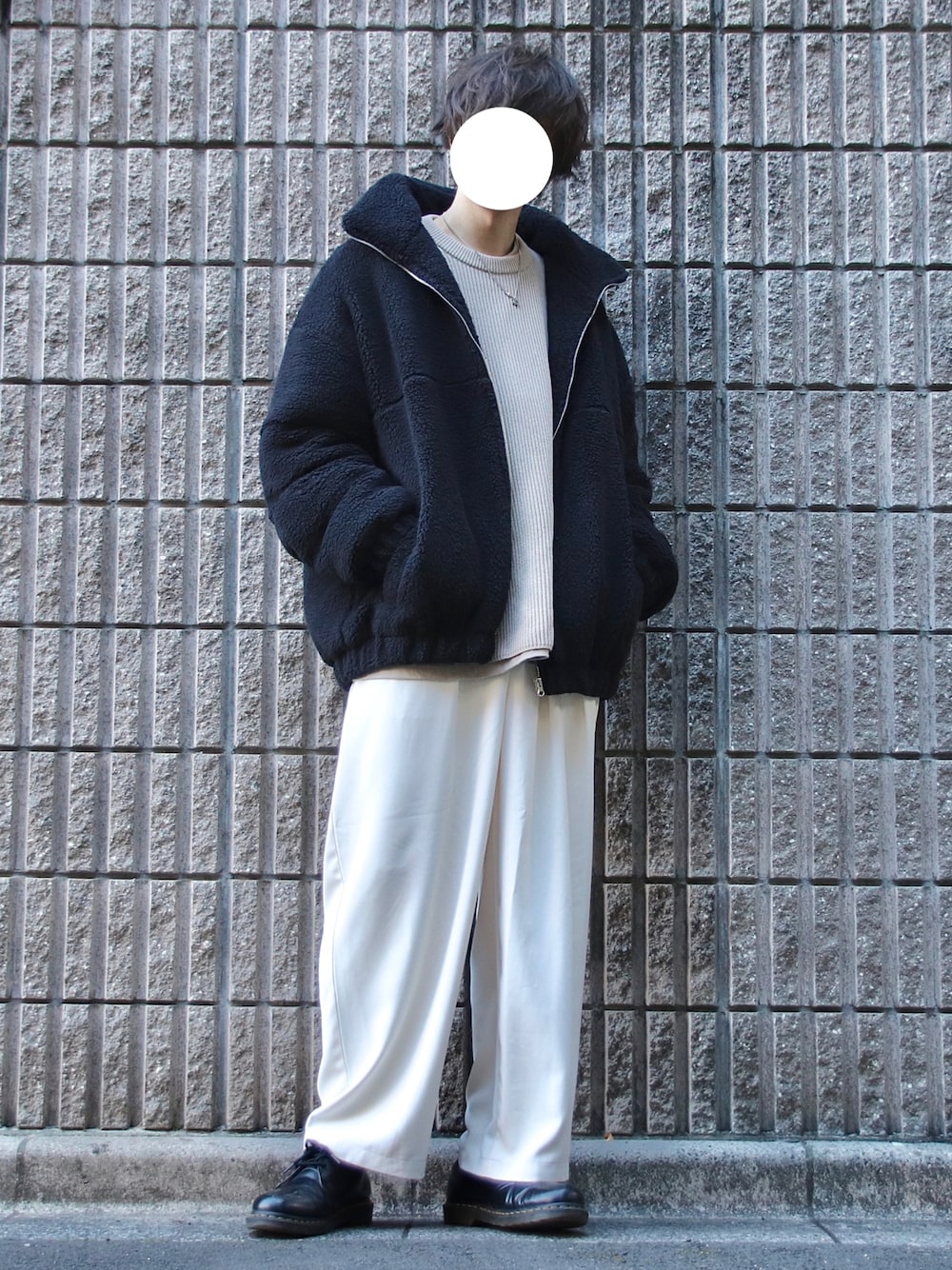 「冬コーデ、ボア、ボアブルゾン、ボアジャケット、ニット、白パンツ、ワイドパンツ、革靴、きれいめカジュアル、モノトーン、モノトーンコーデ」｜「MinoriTYのボアジャケット/アウターパーカー オーバーサイズ スタンド ボアブルゾン（ブルゾン、ブラック系）」を使った、桜江しゅう さん（メンズ・180cm）の秋コーディネートの1枚目の写真