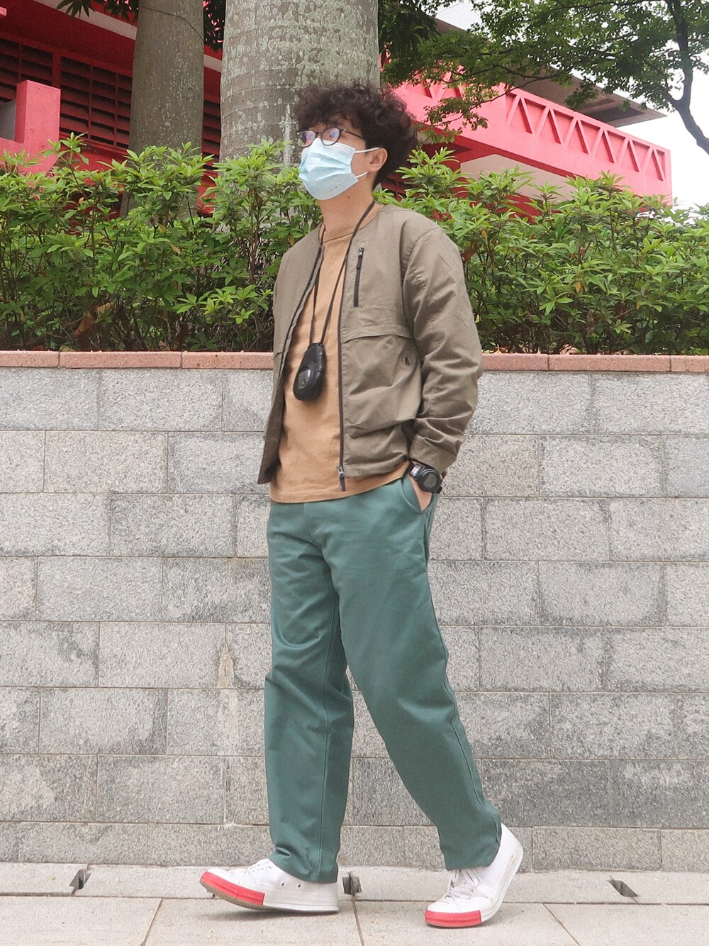 グリーン系のノーカラージャケット、レッド系のシューズ、グリーン系のチノパンツを着用したメンズの春コーディネートの1枚目の写真