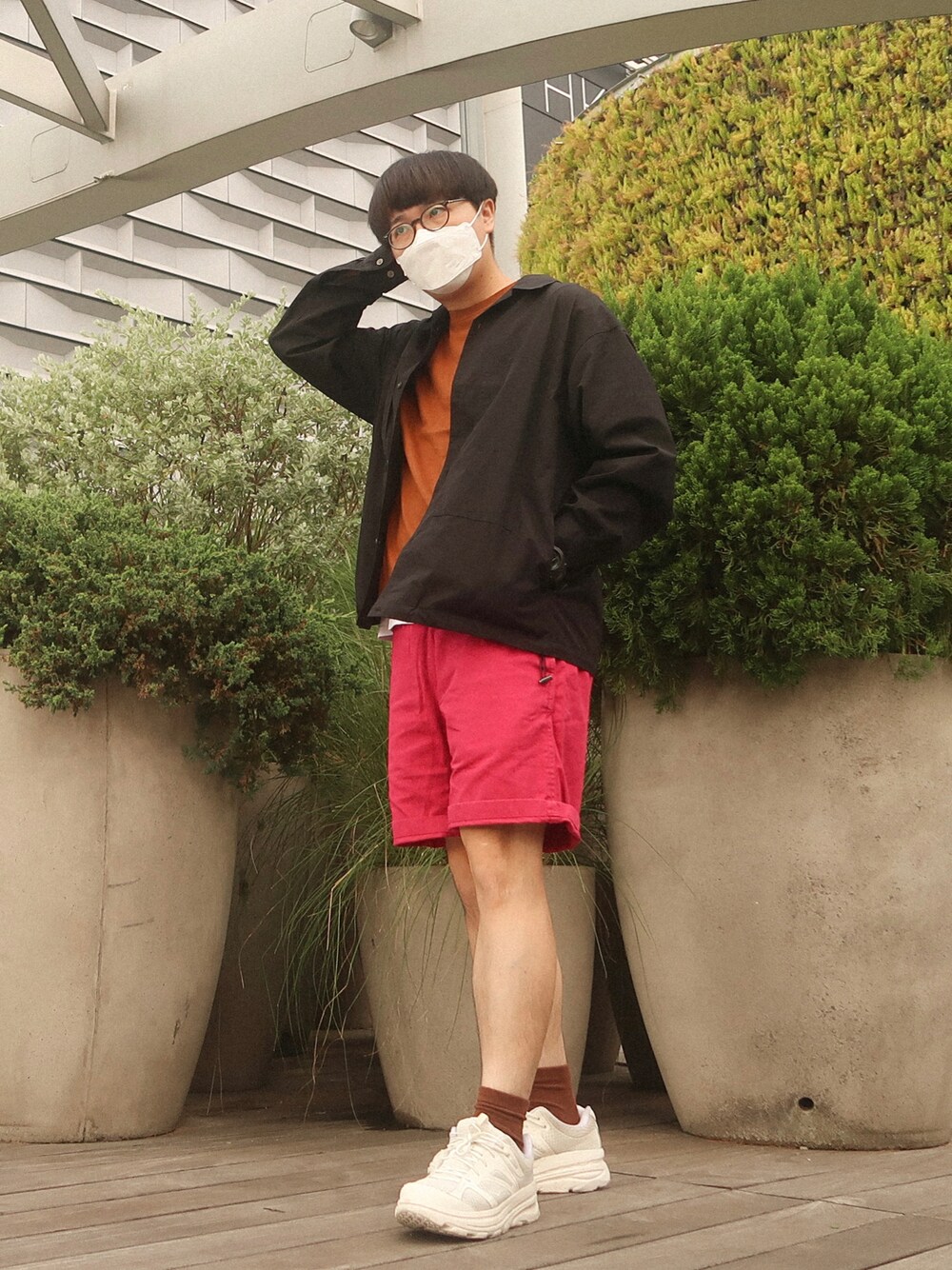 ベージュ系のジャケット/アウター、ブラウン系のTシャツ/カットソー、ホワイト系のスニーカーを着用したメンズの冬コーディネートの1枚目の写真