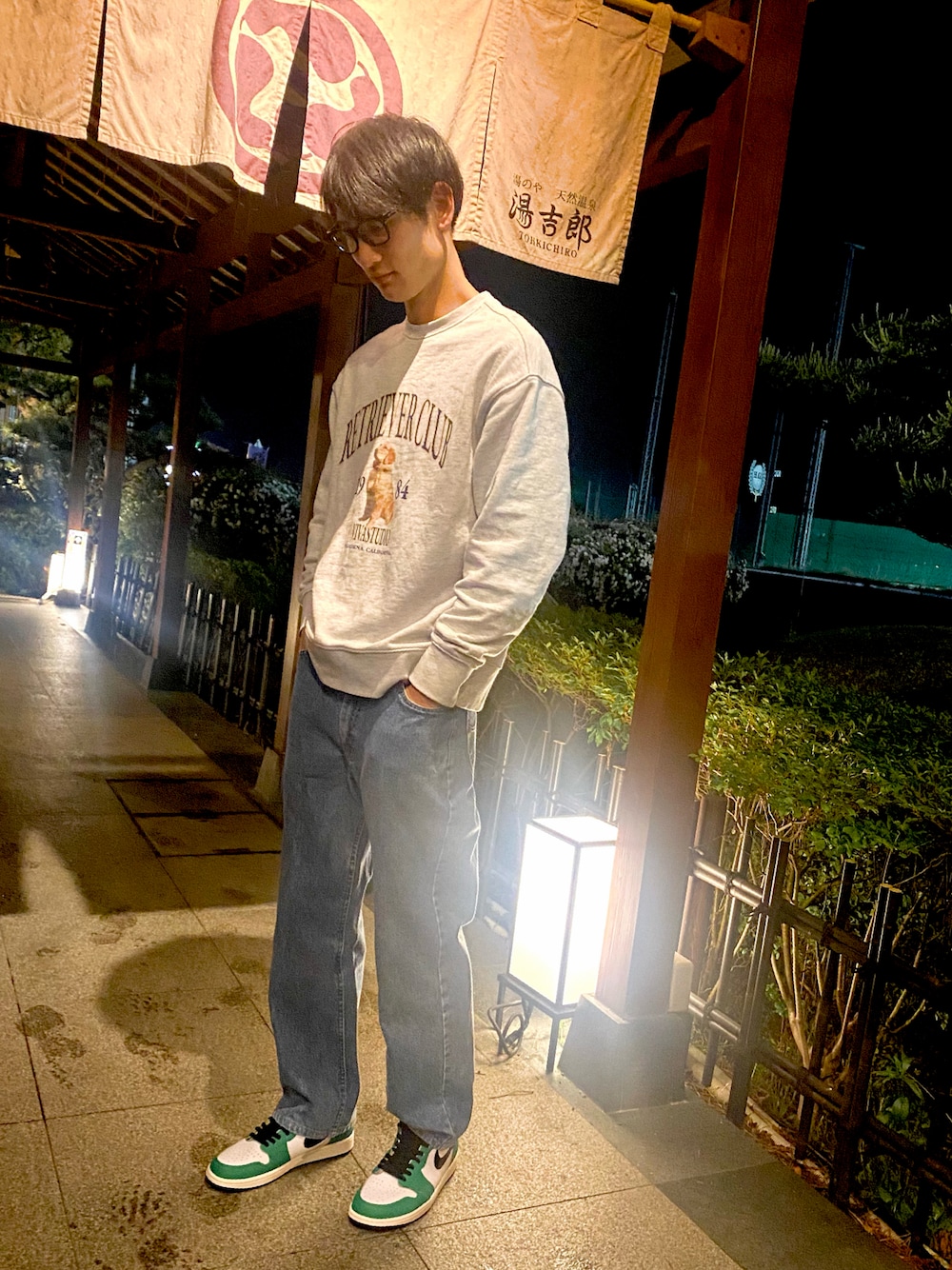 「春コーデ、大人カジュアル、ナイキ、エアジョーダン1」｜「VIVASTUDIOのRETRIEVER CREWNECK（スウェット、グレー系）」を使った、モン吉さん（メンズ・178cm）の春コーディネートの1枚目の写真
