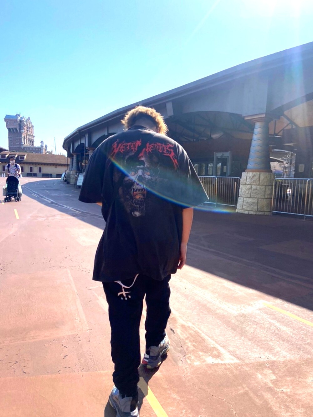 「vetements、春夏コーデ、ディズニー、BALENCIAGA、CVTVLIST、休日コーデ、お洒落さんとつながりたい、ファッションの力を信じよう、オーバーサイズ」｜「VETEMENTSのアイテム（Tシャツ/カットソー、ブラック系）」を使った、yukun0024さん（メンズ・172cm）の春コーディネートの1枚目の写真