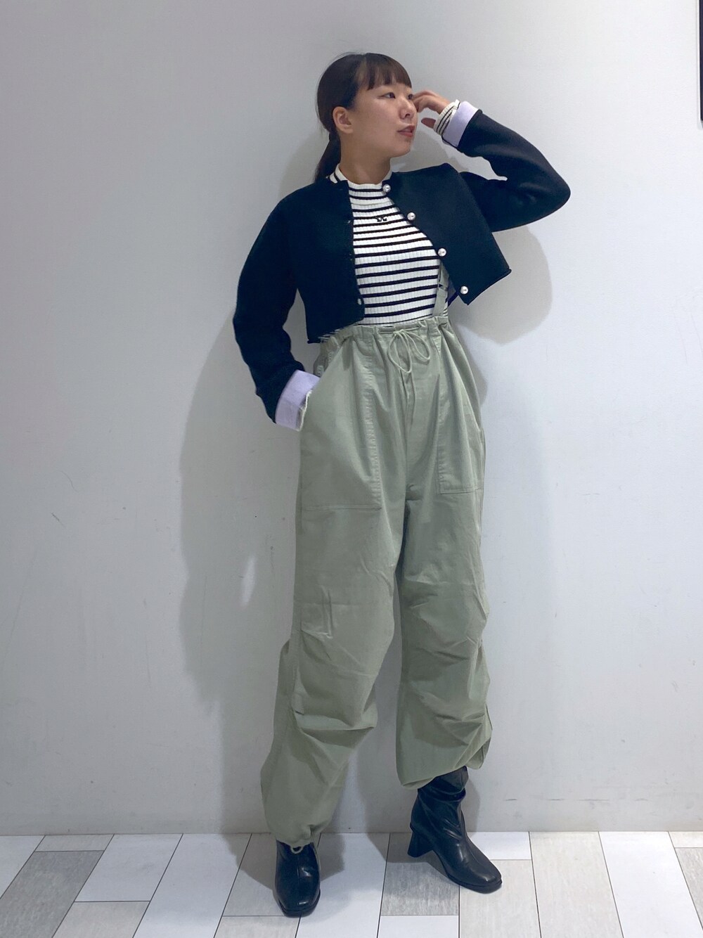 「wcloset、wclo_snap、ダブクロ、ダブルクローゼット、パラシュートパンツ、パールカーディガン、カーディガン、カジュアルガーリー、ボーダー、ニット、ブーツ、秋服、秋服コーデ、冬服、冬服コーデ」｜「w closetのサスペンダー付きパラシュートパンツ（サロペット/オーバーオール、グリーン系）」を使った、ななかさん（レディース・161cm）の秋コーディネートの1枚目の写真