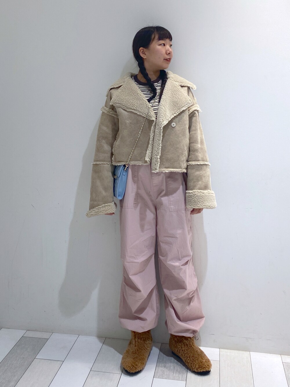 「wcloset、ダブルクローゼット、ダブクロ、wclo_snap、アリーバイダブルクローゼット、alleybywcloset、カジュアルコーデ、カジュアルガーリー、ムートン、ムートンジャケット、ファーシューズ、パラシュートパンツ、スマホショルダー」｜「w closetのサスペンダー付きパラシュートパンツ（サロペット/オーバーオール、ピンク系）」を使った、ななかさん（レディース・161cm）の冬コーディネートの1枚目の写真