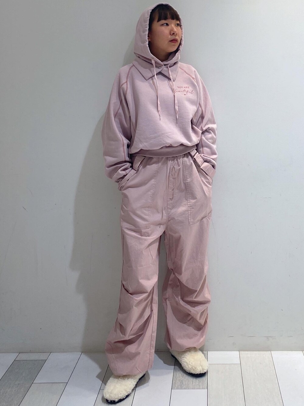 「wcloset、ダブルクローゼット、ダブクロ、wclo_snap、alleybywcloset、アリーバイダブルクローゼット、ファーブーツ、パラシュートパンツ、バラクラバ、スウェット、カジュアルコーデ、カジュアルガーリー、秋コーデ、秋服」｜「w closetのサスペンダー付きパラシュートパンツ（サロペット/オーバーオール、ピンク系）」を使った、ななかさん（レディース・161cm）の秋コーディネートの1枚目の写真