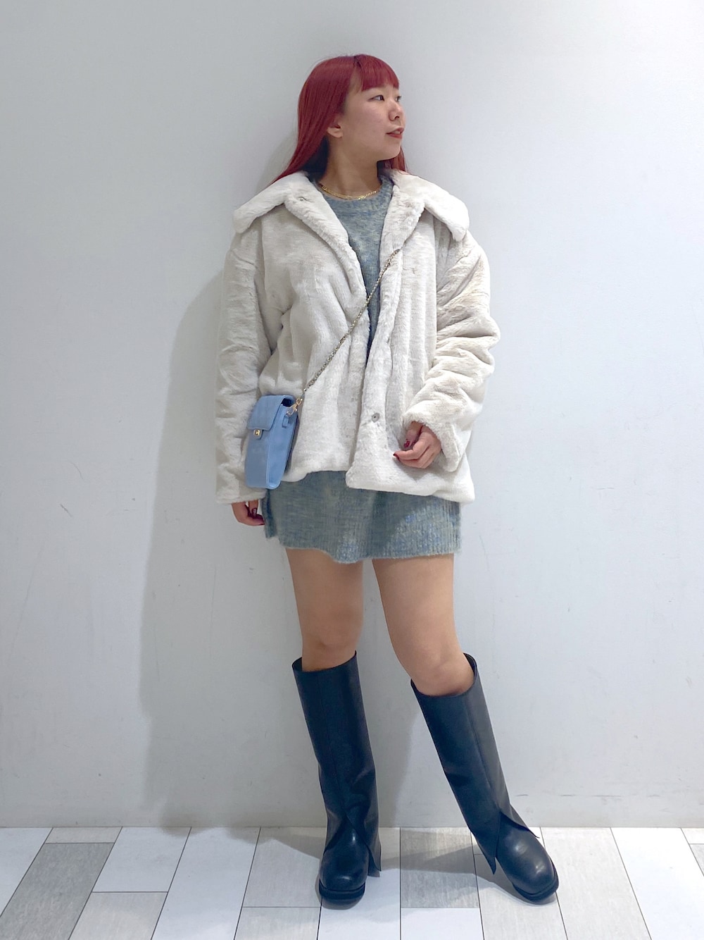 「秋冬コーデ、きれいめカジュアル、クリスマスに着たい服、冬アウター、wcloset、ダブルクローゼット、ダブクロ、wclo_snap、エコファー、コート、ロングブーツ、ニットワンピース」｜「Alley by w closetの【Alley】スリットカバーロングブーツ（ブーツ、ブラック系）」を使った、ななかさん（レディース・161cm）の冬コーディネートの1枚目の写真