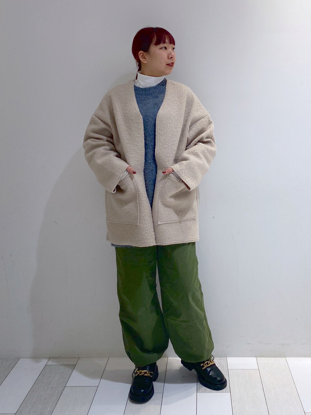 「wcloset、ダブルクローゼット、ダブクロ、パラシュートパンツ、カットアウト、シアートップス、リバーシブル、ジャケット、カジュアルコーデ、ニット、ブークレニット」｜「w closetのメランジスリーブカットニット（ニット/セーター、ブルー系）」を使った、ななかさん（レディース・161cm）の冬コーディネートの1枚目の写真