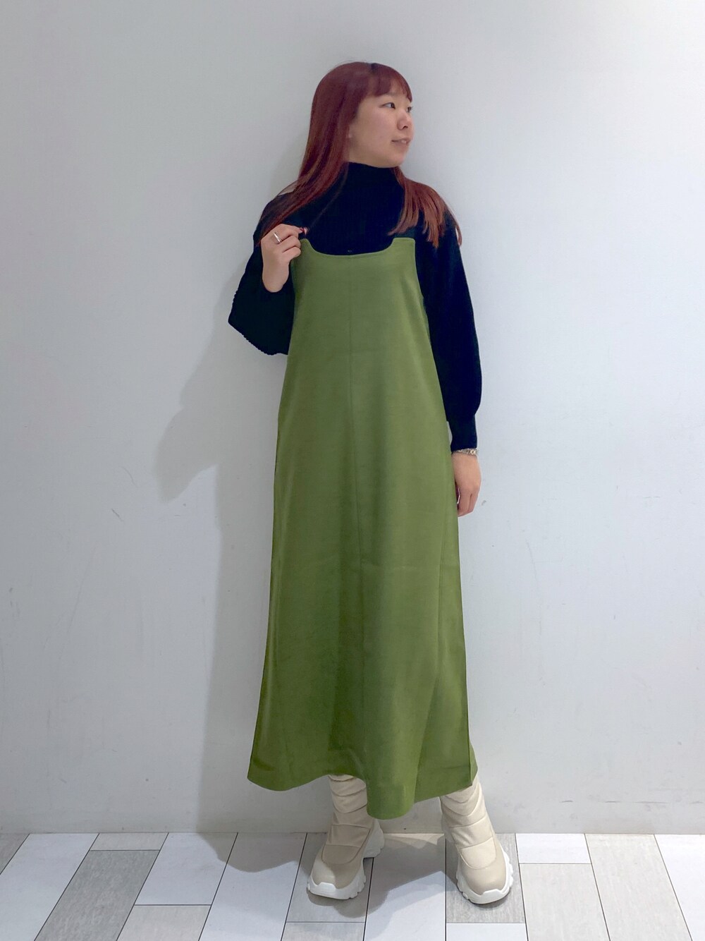 「wcloset、ダブルクローゼット、ダブクロ、wclo_snap、スニーカーブーツ、２ＷＡＹ、ワンピース、キャミワンピ、袖ボリューム、ニット、ニットトップス」｜「w closetの【前後2WAY】ショルダーベルトジャンパースカート（ジャンパースカート、グリーン系）」を使った、ななかさん（レディース・161cm）の冬コーディネートの1枚目の写真