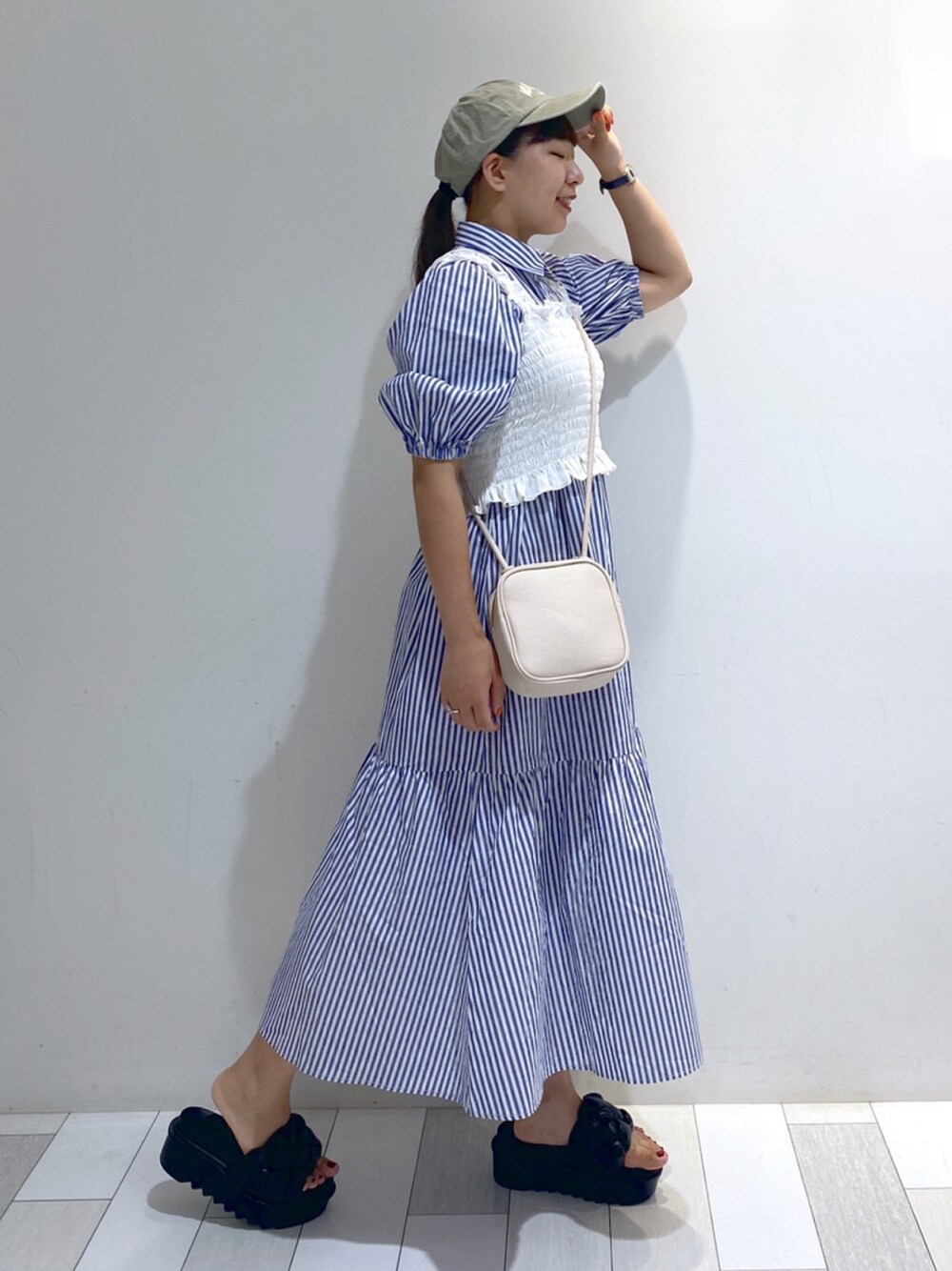 「wcloset、ダブルクローゼット、ダブクロ、wclo_snap、ストライプ、ワンピース、パフスリーブ、セットアイテム、厚底サンダル、バッグ」｜「w closetの刺繍ロゴキャップ（キャップ、ベージュ系）」を使った、ななかさん（レディース・161cm）の夏コーディネートの1枚目の写真