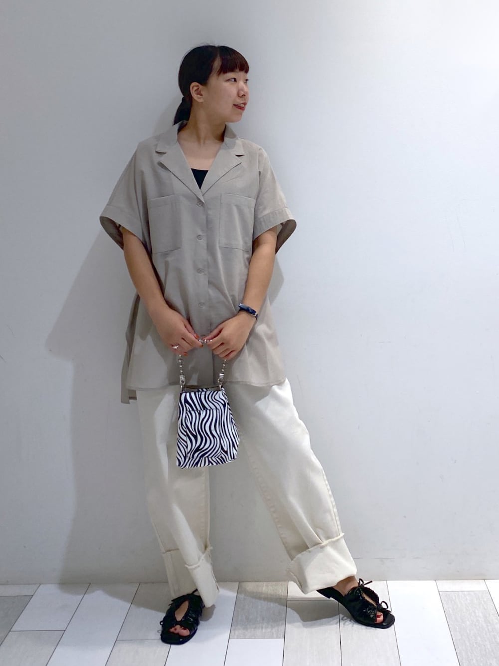「wcloset、ダブルクローゼット、ダブクロ、wclo_snap、オープンカラーシャツ、ロールアップ、デニム、サンダル、インナー、デニムパンツ」｜「w closetのボールチェーン2WAYショルダーバッグ（ショルダーバッグ、その他）」を使った、ななかさん（レディース・161cm）の夏コーディネートの1枚目の写真