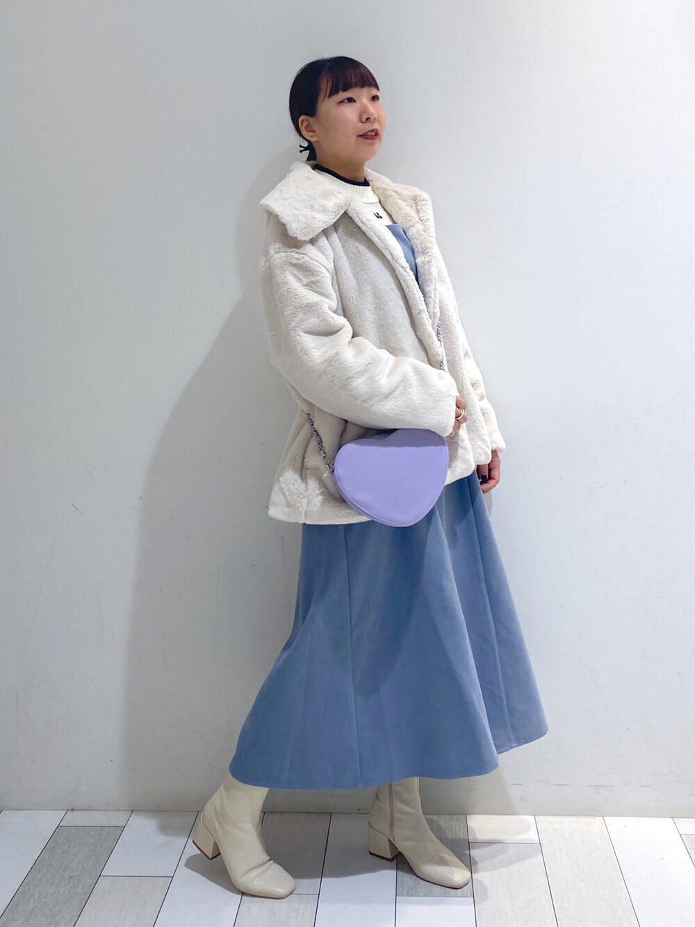 「wcloset、wclo_snap、ダブルクローゼット、ダブクロ、ファーアウター、ニット、キャミワンピ、２ＷＡＹ、ハートバッグ、ショートブーツ、カジュアルガーリー、冬コーデ、フユコーデ」｜「w closetのフェイクファービッグカラーショートコート（ムートンコート、グレー系）」を使った、ななかさん（レディース・161cm）の秋コーディネートの1枚目の写真