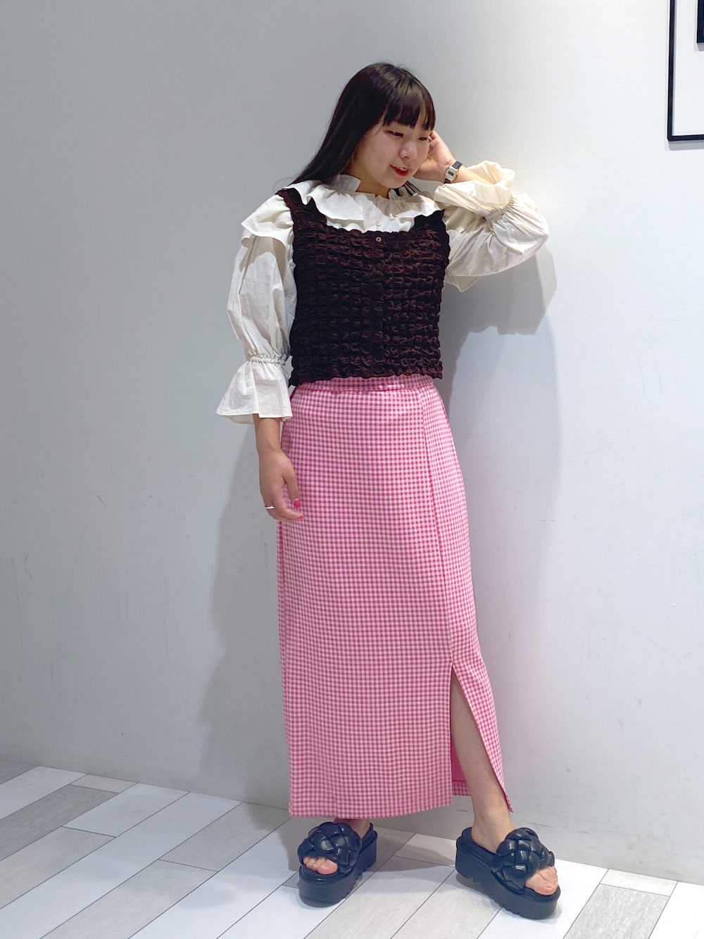 「wcloset、ダブルクローゼット、wclo_snap、ショート丈トップス、ショート丈、タイトスカート、タイト、スリット、スリットスカート、ギンガムチェック、フリルトップス、厚底サンダル、カジュアル、カジュアルガーリー」｜「w closetのポコポコ2WAYビスチェ（その他トップス、ブラウン系）」を使った、ななかさん（レディース・161cm）の春コーディネートの1枚目の写真