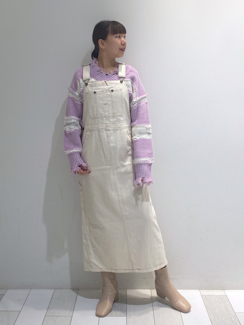 「大人コーデ、お出かけコーデ、楽チンコーデ、秋服、秋服コーデ、サロペット、サロペットコーデ、ダメージニット、wcloset、wclo_snap、ダブルクローゼット、ダブクロ、alleybywcloset、アリーバイダブルクローゼット」｜「w closetのバックスリットサロペットジャンパースカート（サロペット/オーバーオール、ホワイト系）」を使った、ななかさん（レディース・161cm）の秋コーディネートの1枚目の写真