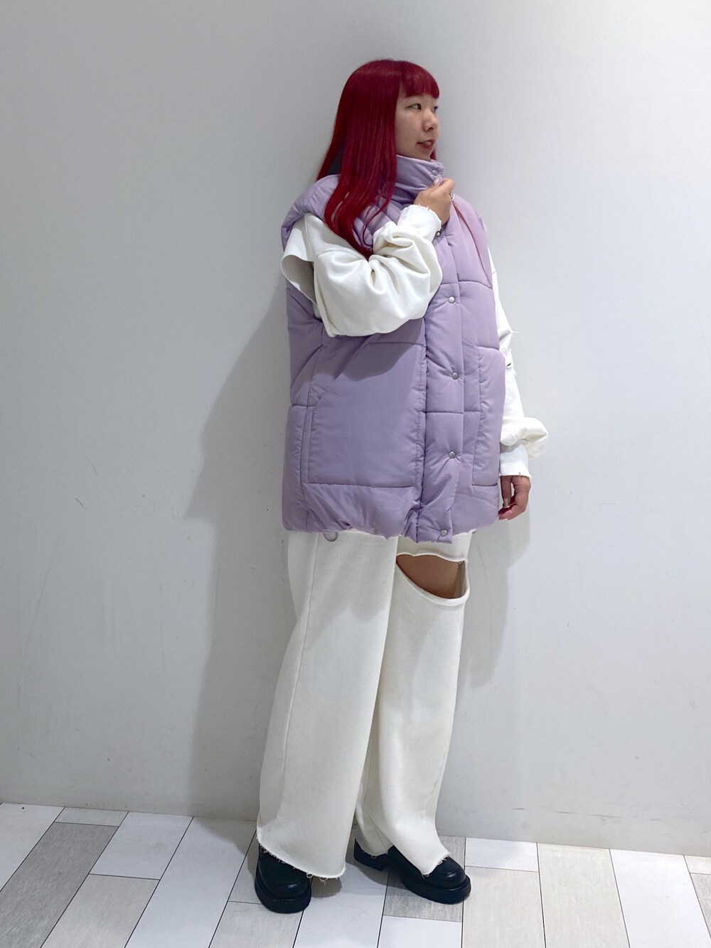 「休日コーデ、wcloset、ダブルクローゼット、ダブクロ、wclo_snap、スウェットパンツ、スウェットコーデ、ストリートコーデ、カジュアルコーデ、カジュアルガーリー、カジュアルダウン、ダウンベスト」｜「w closetの【カタログ掲載】中綿ベスト（ダウンベスト、パープル系）」を使った、ななかさん（レディース・161cm）の冬コーディネートの1枚目の写真