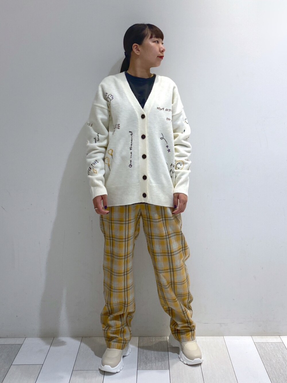 「wcloset、ダブルクローゼット、ダブクロ、wclo_snap、カジュアルコーデ、秋冬コーデ、大人女子、オトナカワイイ、秋服コーデ、カジュアルガーリー、チェック、カーディガン」｜「w closetのチェックイージーパンツ（その他パンツ、イエロー系）」を使った、ななかさん（レディース・161cm）の秋コーディネートの1枚目の写真