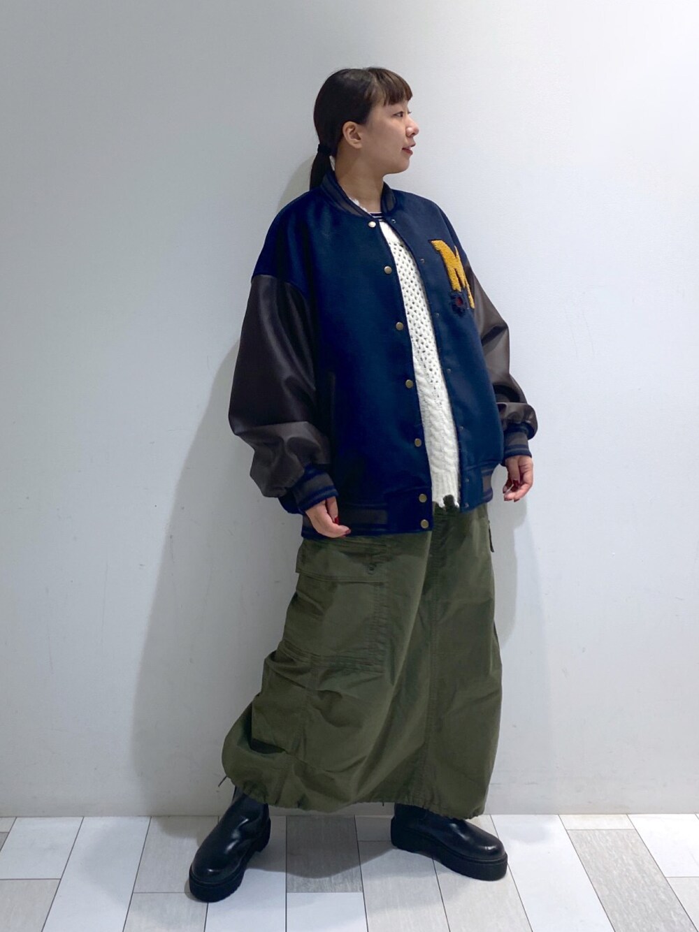 「wcloset、ダブルクローゼット、ダブクロ、alleybywcloset、アリーバイダブルクローゼット、スタジャン、カーゴスカート、ダメージニット、メンズライク、メンズライク女子」｜「w closetの厚底サイドゴアブーツ（ブーツ、ブラック系）」を使った、ななかさん（レディース・161cm）の秋コーディネートの1枚目の写真