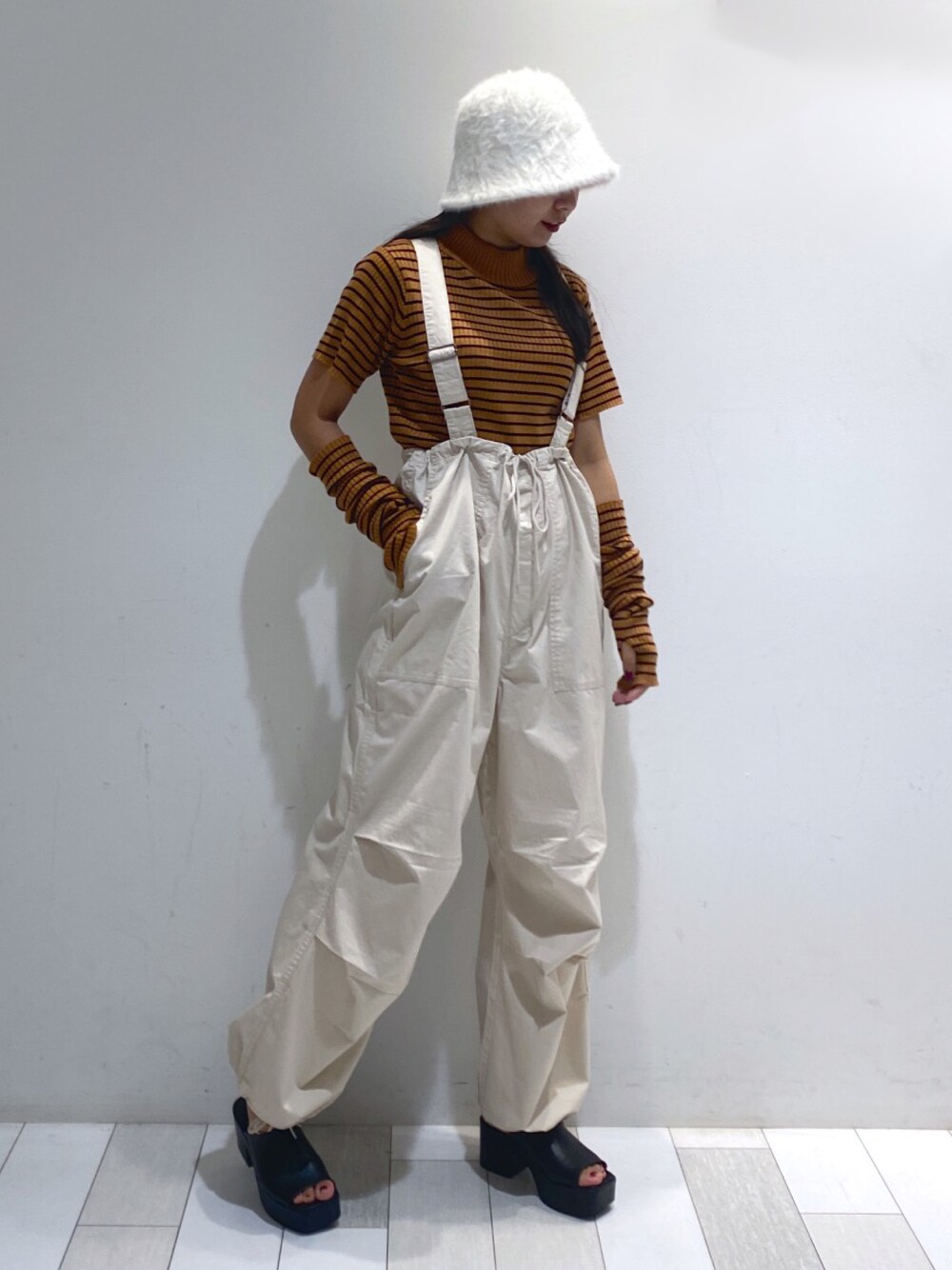 「w closetのシャギーチューリップハット（ハット、ホワイト系）」を使った、ななかさん（レディース・161cm）の秋コーディネートの1枚目の写真