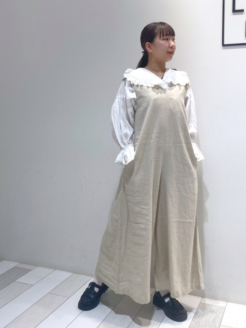 「wcloset、ダブルクローゼット、wclo_snap、襟フリル、襟付きトップス、オールインワン、バックリボン、パンツ、厚底、厚底ローファー、カジュアル、カジュアルコーデ、カジュアルガーリー」｜「w closetのバックオープンオールインワン（サロペット/オーバーオール、ベージュ系）」を使った、ななかさん（レディース・161cm）の春コーディネートの1枚目の写真