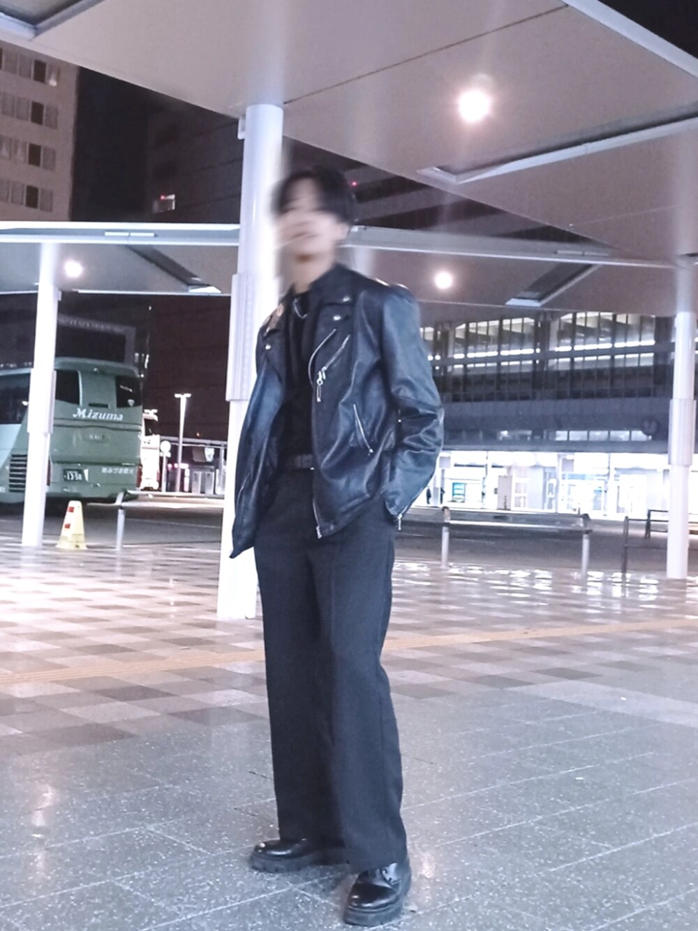 「NANO universeのアイテム（パンツ、ブラック系）」を使った、Sonam Syangbo Tmgさん（メンズ・177cm）の春コーディネートの1枚目の写真