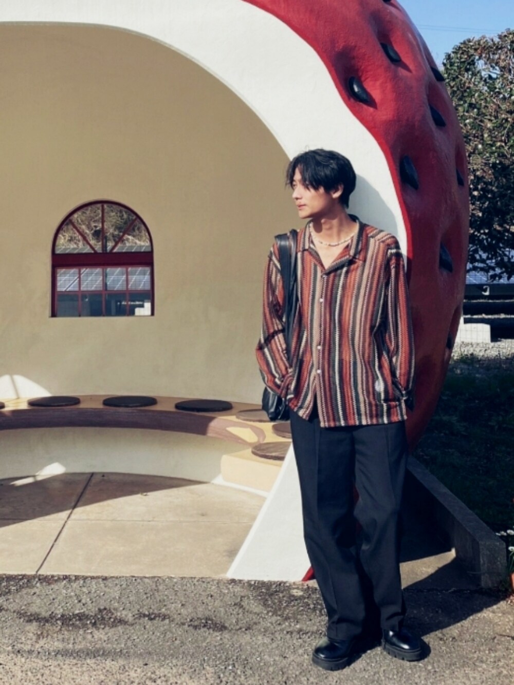 「NANO universeのアイテム（パンツ、ブラック系）」を使った、Sonam Syangbo Tmgさん（メンズ・177cm）の春コーディネートの1枚目の写真