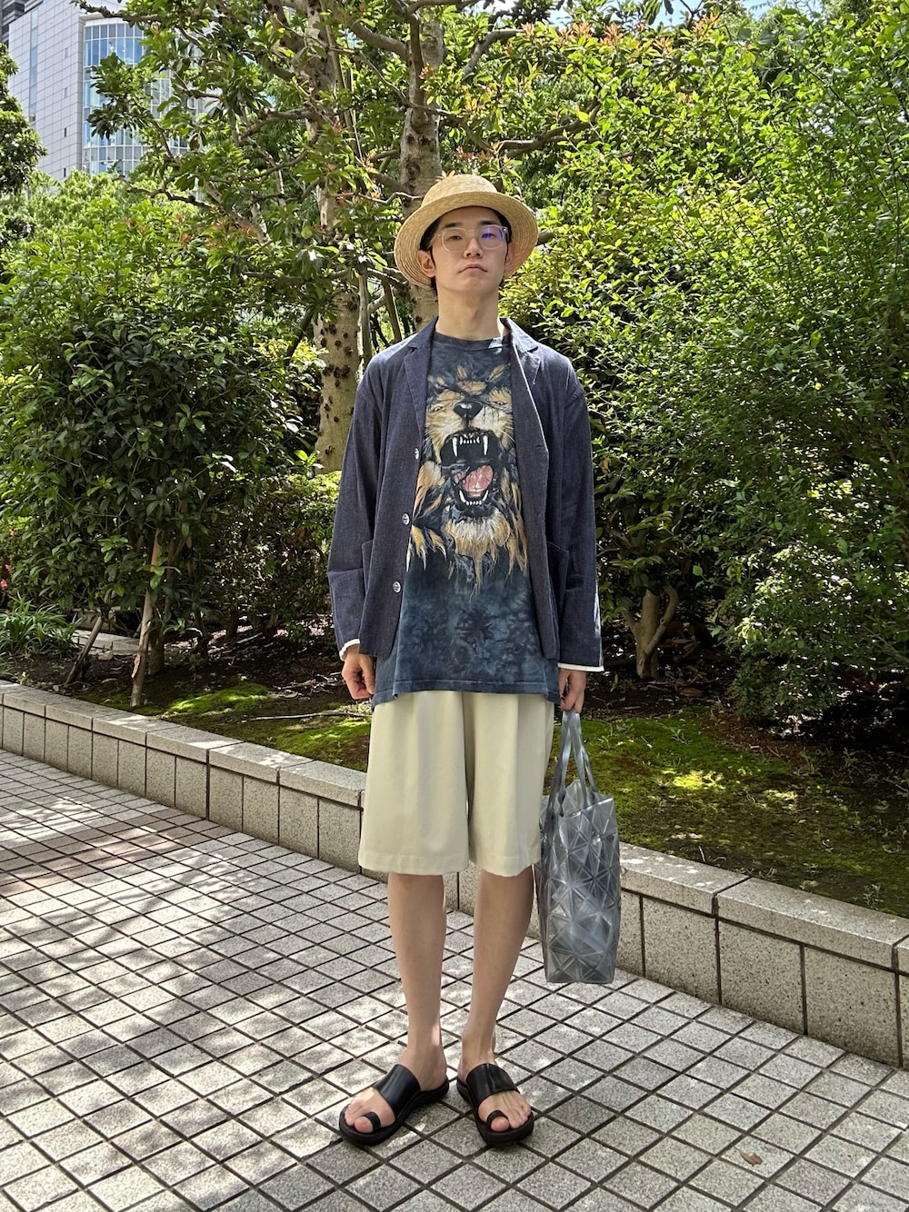 ブルー系のセットアップ、ブルー系のTシャツ/カットソー、ホワイト系のその他パンツを着用したメンズの春コーディネートの1枚目の写真