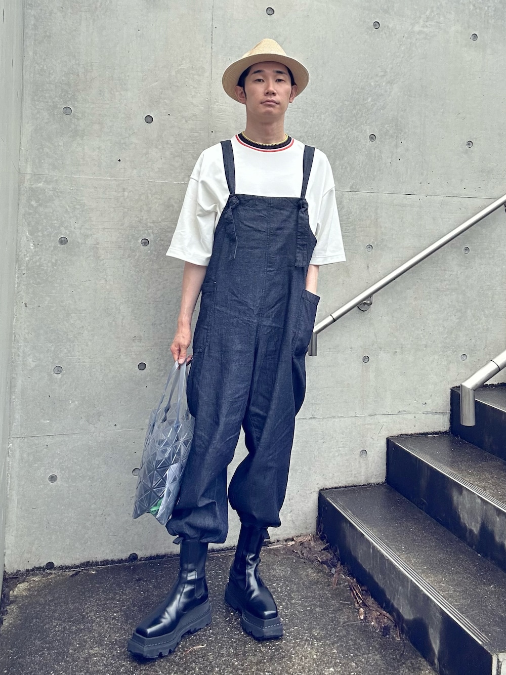 「30代メンズファッション、夏コーデ、雨の日コーデ、シンプルコーデ、夏だ！Tシャツ着よう！、麦わら帽子、白Tシャツ、Tシャツ、オーバーオール、サロペット、ブーツ、ブーツイン、BAO BAO ISSEY MIYAKE、maisonspecial、CONFECT」｜「MAISON SPECIALの《ユニセックスアイテム》カラーブロックニットリブプライムオーバークルーネックTシャツ【MAISON SPECIAL/メゾンスペシャル】（Tシャツ/カットソー、ホワイト系）」を使った、kimamaniさん（メンズ・175cm）の夏コーディネートの1枚目の写真