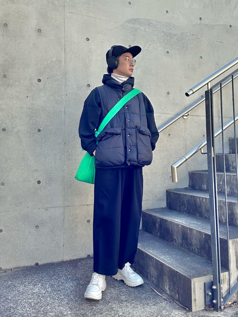 「30代メンズファッション、冬コーデ、ブラック、グリーン、ダウン、ダウンベスト、キャップ、タートルネック、フーディー、ワイドパンツ、ショルダーバッグ、スニーカー、お出かけコーデ、休日スタイル、デートコーデ」｜「HOMME PLISSE ISSEY MIYAKEのアイテム（キャップ、ブラック系）」を使った、kimamaniさん（メンズ・175cm）の冬コーディネートの1枚目の写真