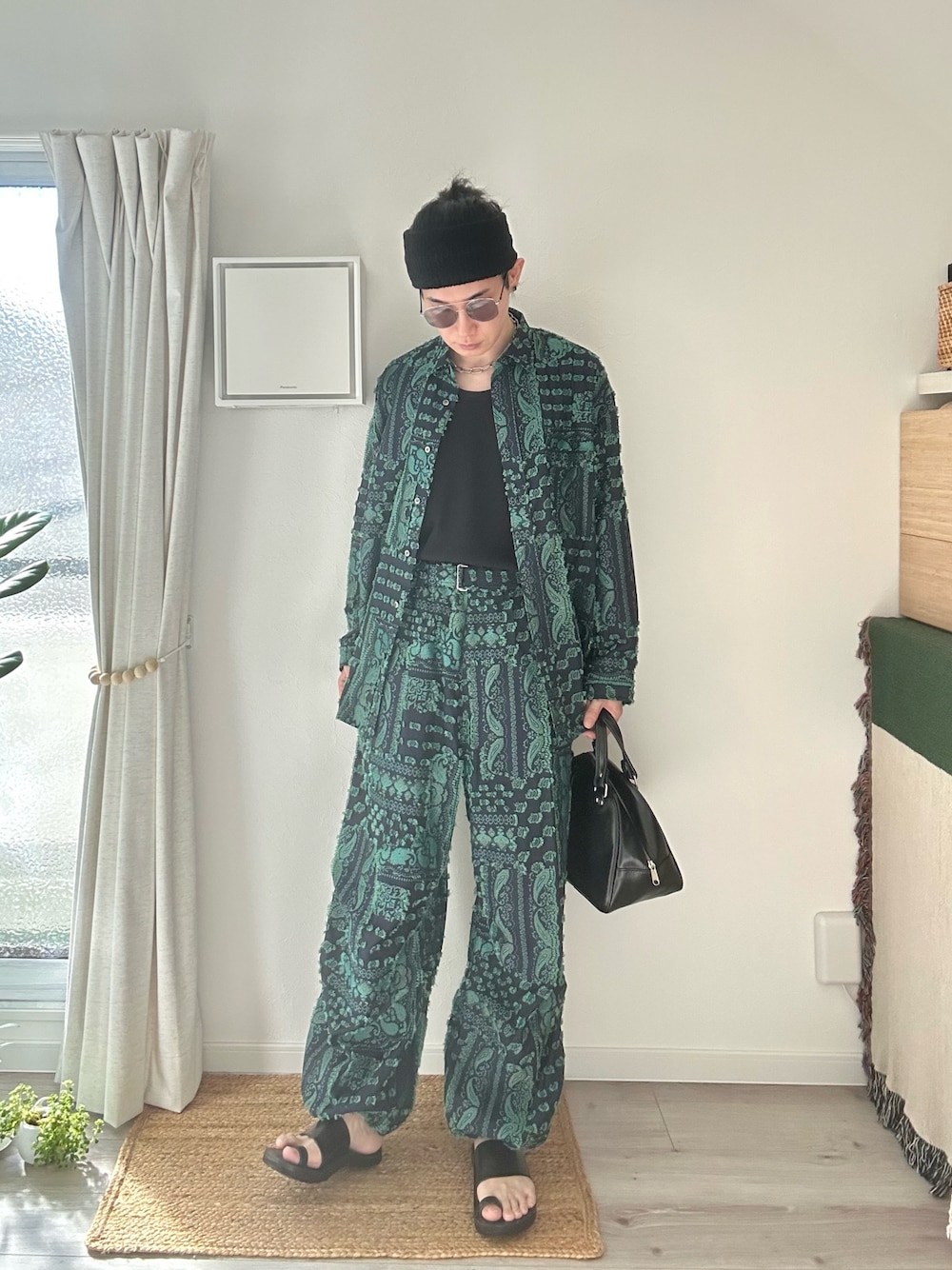 「30代メンズファッション、秋コーデ、シンプル、休日スタイル、セットアップ、カットジャガード、シャツスタイル、レイヤードスタイル、タンクトップ、ヘアバンド、サングラス、ハンドバッグ、サンダル」｜「kinemaのアイテム（ヘアバンド、ブラック系）」を使った、kimamaniさん（メンズ・175cm）の秋コーディネートの1枚目の写真