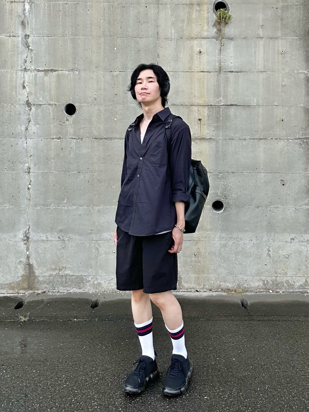 ブラック系のバックパック/リュック、ブラック系のシャツ/ブラウス、ブラック系のその他パンツを着用したメンズの秋コーディネートの1枚目の写真