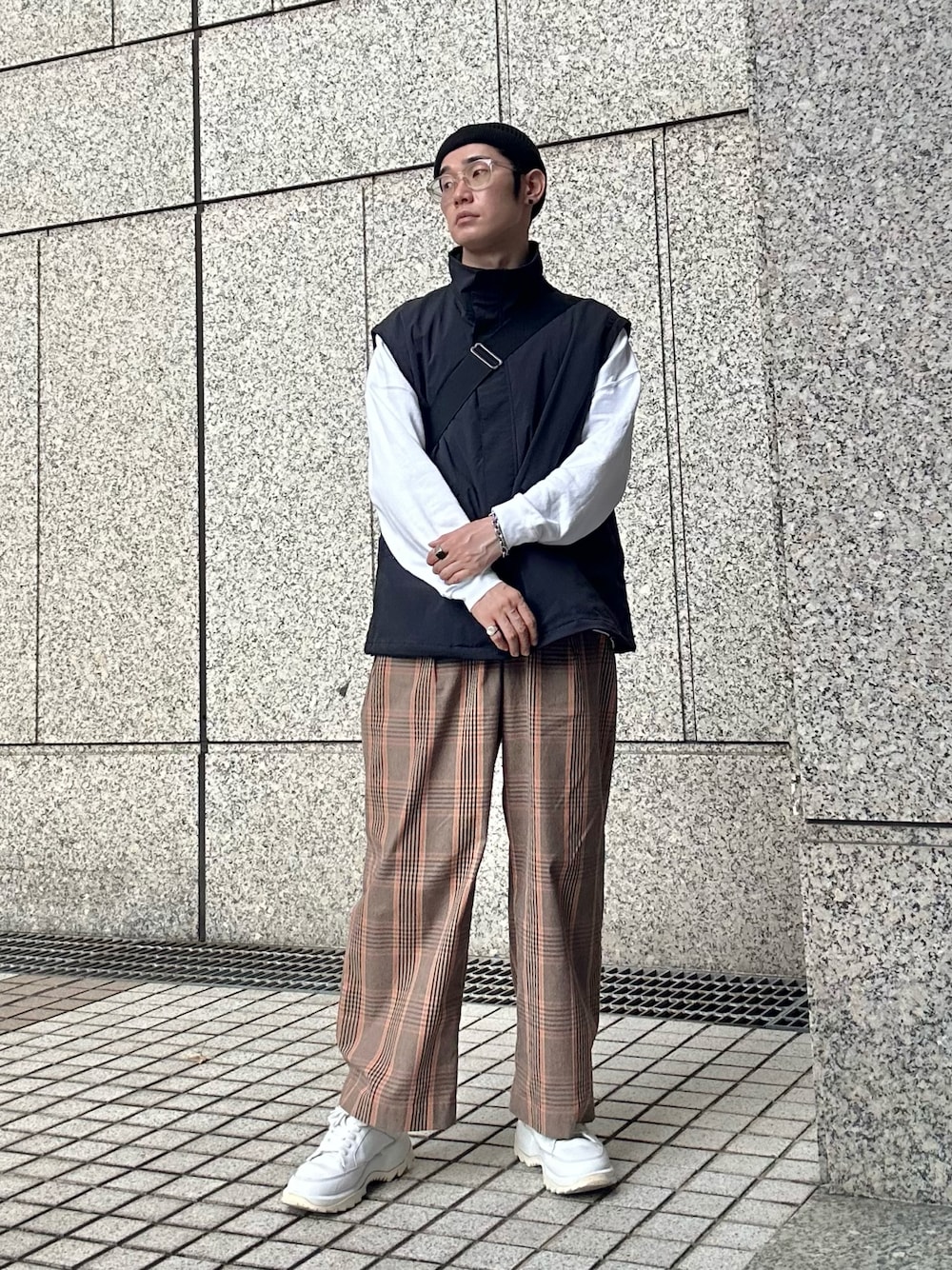 「30代メンズファッション、重ね着ベストシーズン、秋コーデ、シンプルコーデ、レイヤードスタイル、ニット帽、ビーニー、メガネ男子、ナイロンベスト、ベスト、スウェット、チェック、スラックス、ワイドパンツ、スニーカー」｜「Basiquentiのアクリルコットン ショート ロールワッチ / ニット帽 / ワッチ（ニットキャップ/ビーニー、ブラック系）」を使った、kimamaniさん（メンズ・175cm）の秋コーディネートの1枚目の写真