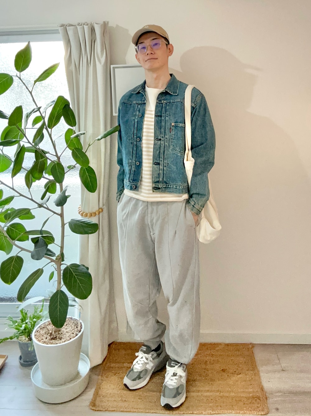 グレー系のスウェットパンツ、グレー系のスニーカー、ベージュ系のTシャツ/カットソーを着用したメンズの秋コーディネートの1枚目の写真