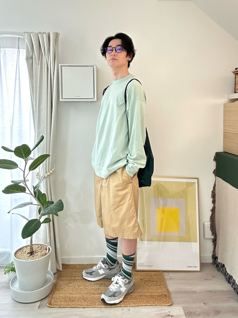 「30代メンズファッション、夏コーデ、ペールトーン、ロンT、ハーフパンツ、ナップサック、ナップザック、メガネ男子、スニーカー、New Balance、ストリートシック、グリーン、オトナカジュアル、ISSEY MIYAKE、CITYBOY」｜「ADAM ET ROPE'の《21SS》度詰め天竺 ルーズシルエットロンT（Tシャツ/カットソー、グリーン系）」を使った、kimamaniさん（メンズ・175cm）の夏コーディネートの1枚目の写真