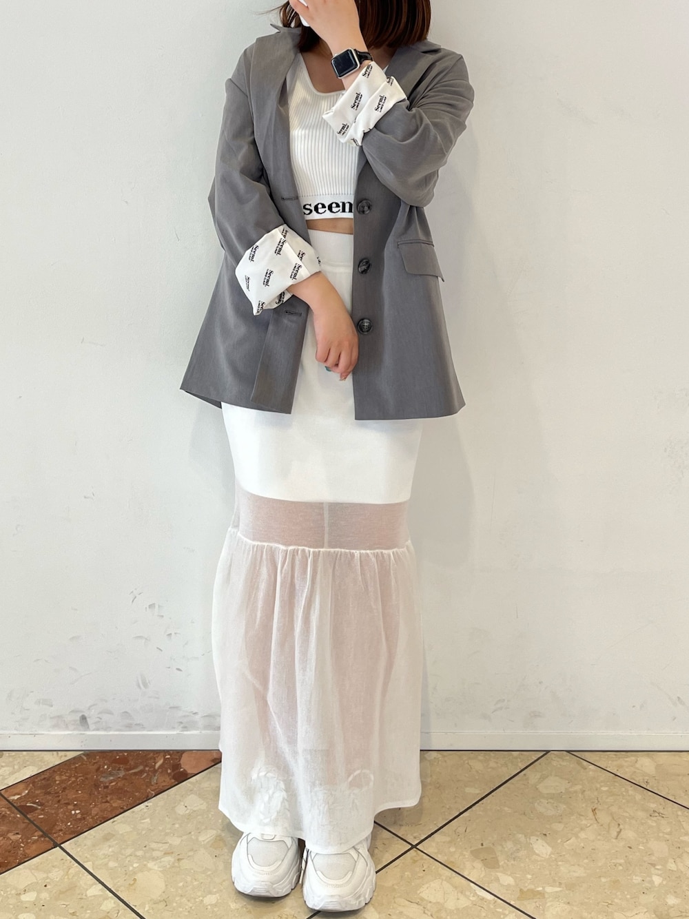 「いまどきジャケット写真、春コーデ、ジャケット、テーラードジャケット、春服コーデ、大人ガーリー、きれいめカジュアル」｜「Seemi. byNICECLAUPの【Seemi】ニットマーメイドスカート（スカート、ホワイト系）」を使った、いけだまいかさん（レディース・153cm）の春コーディネートの1枚目の写真